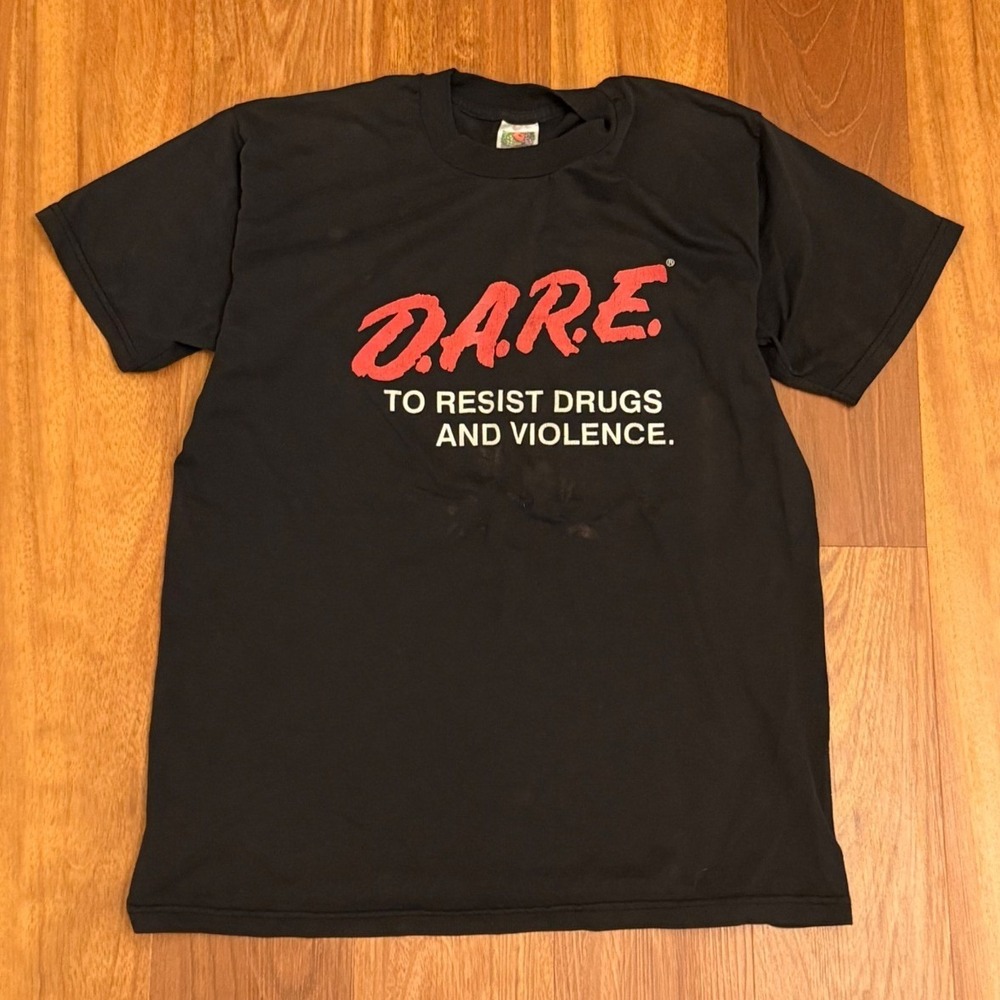 Vintage DARE Resist Drugs Violence Fruit of the Loom Best T-Shirt Men's Large
